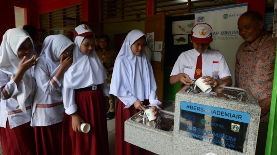 Antusias Siswa SD Menikmati Air Siap Minum