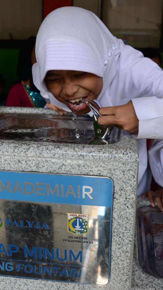 Antusias Siswa SD Menikmati Air Siap Minum