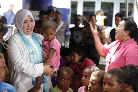 Istri Kapolri Melakukan Trauma Healing Korban Banjir Sentani