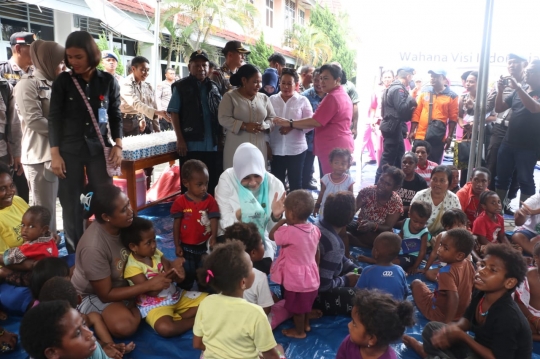 Istri Kapolri Melakukan Trauma Healing Korban Banjir Sentani