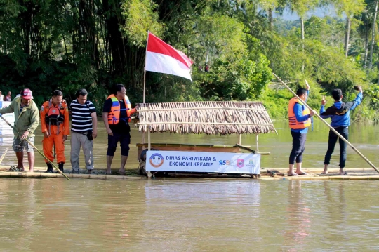 Menyusuri Sungai Bone dengan Rakit Tradisional