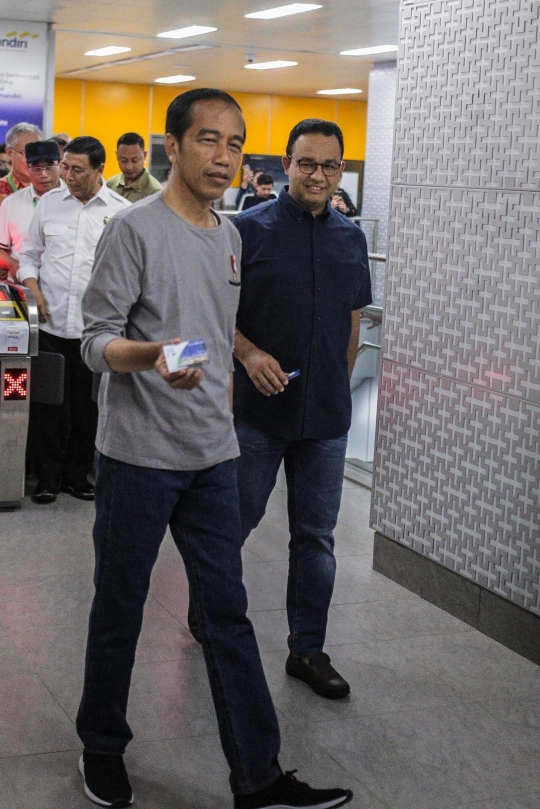 Penampilan Santai Jokowi Saat Resmikan MRT