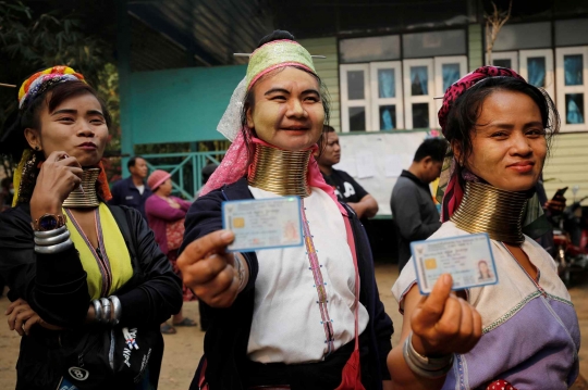 Wanita Berleher Panjang Beri Hak Suara untuk Pemilu Thailand