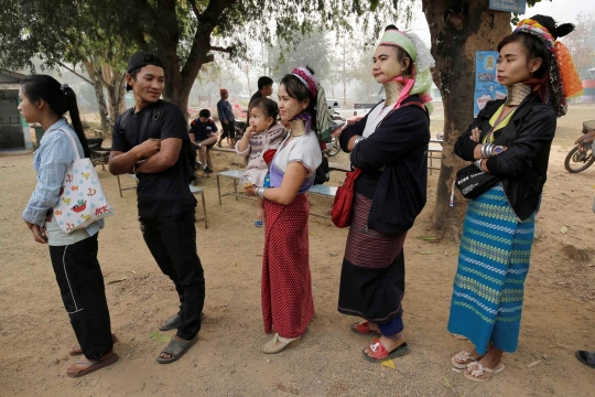 Wanita Berleher Panjang Beri Hak Suara untuk Pemilu Thailand