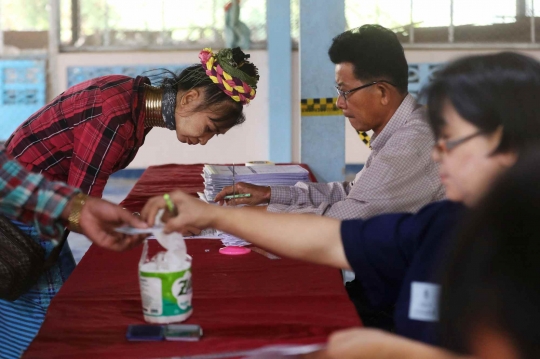 Wanita Berleher Panjang Beri Hak Suara untuk Pemilu Thailand