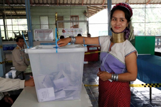 Wanita Berleher Panjang Beri Hak Suara untuk Pemilu Thailand