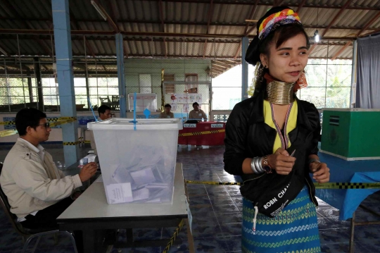 Wanita Berleher Panjang Beri Hak Suara untuk Pemilu Thailand