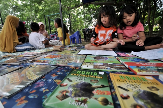 Mendekatkan Anak-anak dengan Buku di Taman Baca Akhir Pekan