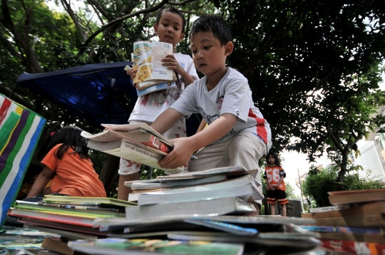 Mendekatkan Anak-anak dengan Buku di Taman Baca Akhir Pekan