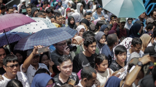 Antusiasme Warga Berdesak-desakan Coba MRT