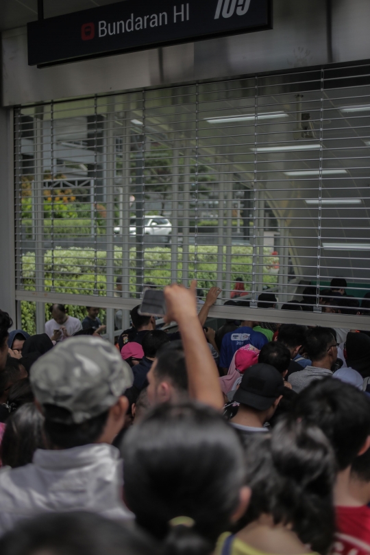 Antusiasme Warga Berdesak-desakan Coba MRT