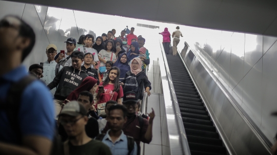 Antusiasme Warga Berdesak-desakan Coba MRT