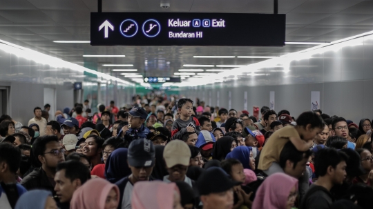 Antusiasme Warga Berdesak-desakan Coba MRT