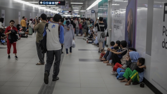 Antusiasme Warga Berdesak-desakan Coba MRT
