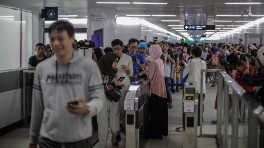 Antusiasme Warga Berdesak-desakan Coba MRT