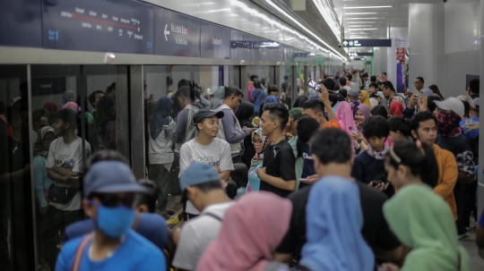 Antusiasme Warga Berdesak-desakan Coba MRT