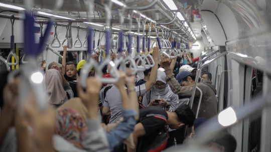 Antusiasme Warga Berdesak-desakan Coba MRT