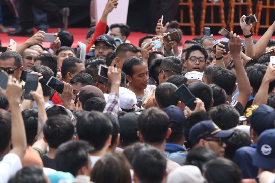 Usai Resmikan MRT, Jokowi Tembus Kerumunan Warga