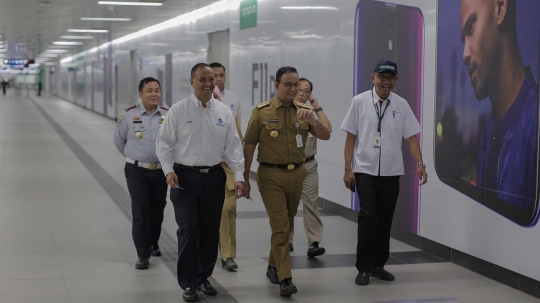 Anies Baswedan Tinjau Halte Busway yang Berintegrasi MRT