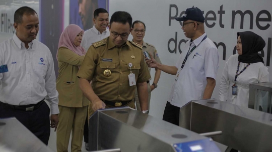 Anies Baswedan Tinjau Halte Busway yang Berintegrasi MRT