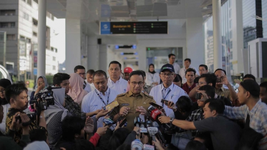 Anies Baswedan Tinjau Halte Busway yang Berintegrasi MRT