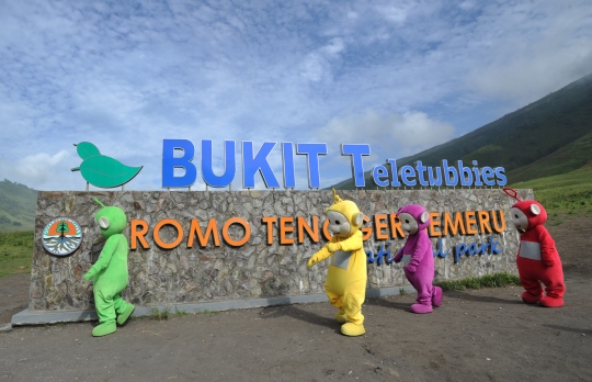 Aksi Teletubies Menghibur Wisatawan Gunung Bromo