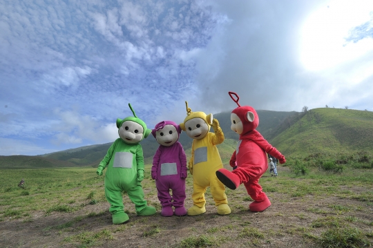 Aksi Teletubies Menghibur Wisatawan Gunung Bromo