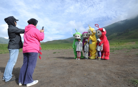 Aksi Teletubies Menghibur Wisatawan Gunung Bromo