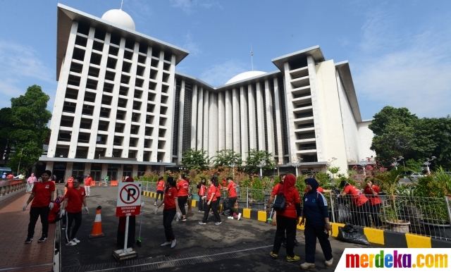 Foto : Bakti Pemasyarakatan ke-55, Narapidana Bersihkan 