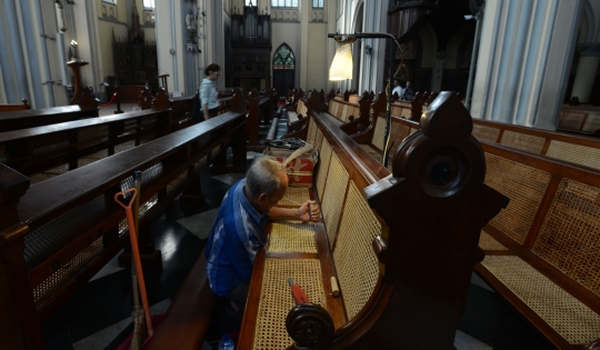 Kisah Kakek 72 Tahun Jadi Perawat Bangku Rotan Gereja Katedral