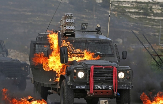 Bom Molotov Palestina Bakar Mobil-mobil Militer Israel