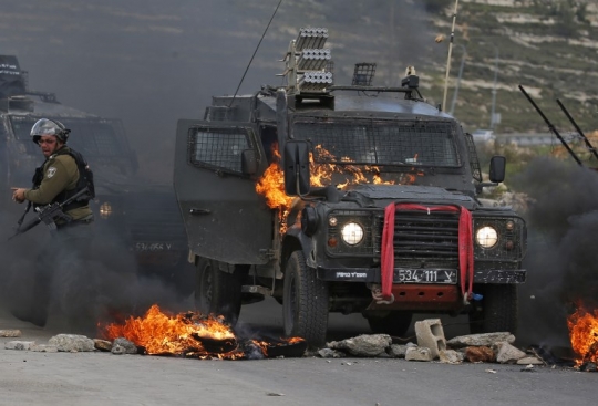 Bom Molotov Palestina Bakar Mobil-mobil Militer Israel