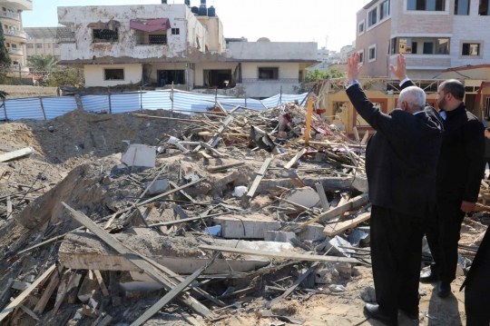 Lihat Kantornya Hancur Dirudal Israel, Pemimpin Hamas Acung Dua Jari