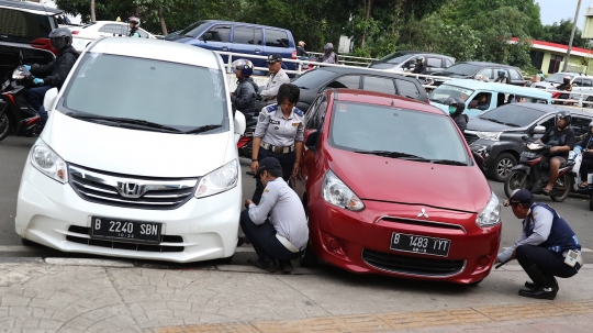 Parkir Sembarangan, Mobil-Mobil di Tebet Diderek Petugas