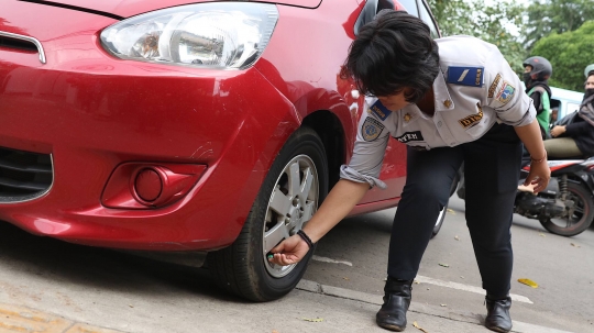 Parkir Sembarangan, Mobil-Mobil di Tebet Diderek Petugas