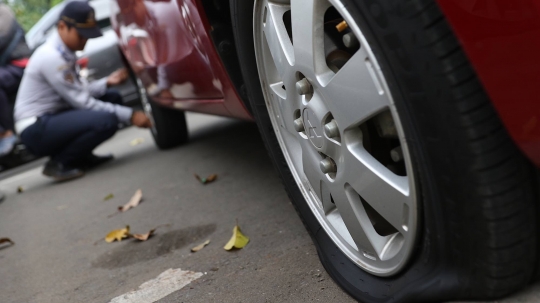 Parkir Sembarangan, Mobil-Mobil di Tebet Diderek Petugas