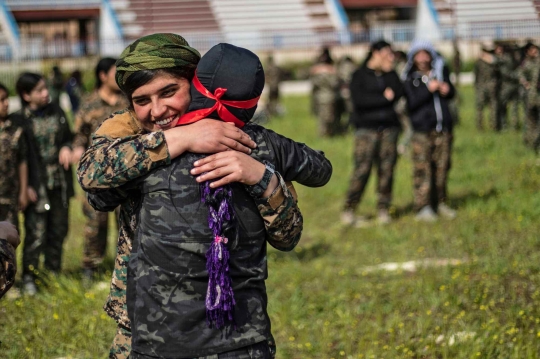 Kegembiraan Tentara Kurdi Cantik Usai Hancurkan Markas Terakhir ISIS