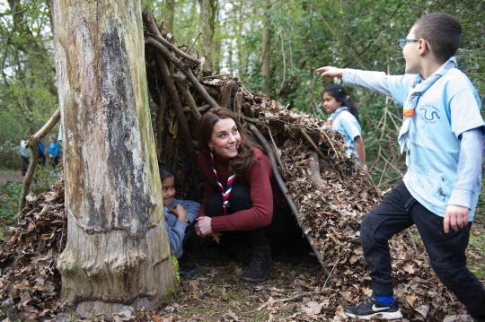 Keseruan Kate Middleton Main Bareng Anak Pramuka di Hutan