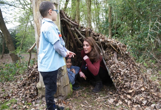 Keseruan Kate Middleton Main Bareng Anak Pramuka di Hutan