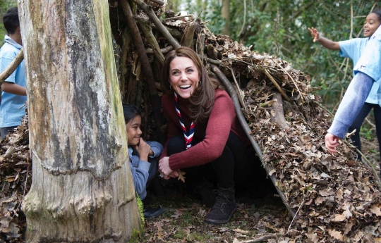 Keseruan Kate Middleton Main Bareng Anak Pramuka di Hutan