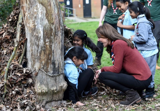 Keseruan Kate Middleton Main Bareng Anak Pramuka di Hutan