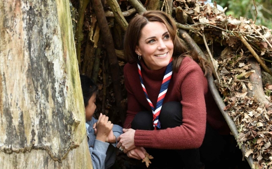 Keseruan Kate Middleton Main Bareng Anak Pramuka di Hutan