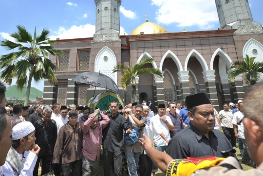 Pemakaman Pendiri Masjid Kubah Emas Depok