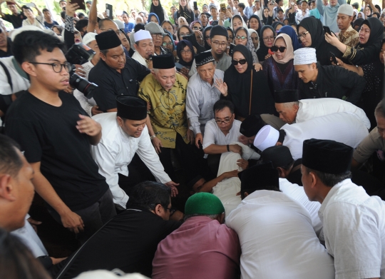 Pemakaman Pendiri Masjid Kubah Emas Depok