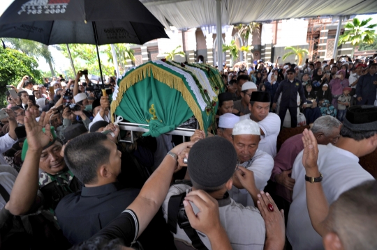 Pemakaman Pendiri Masjid Kubah Emas Depok