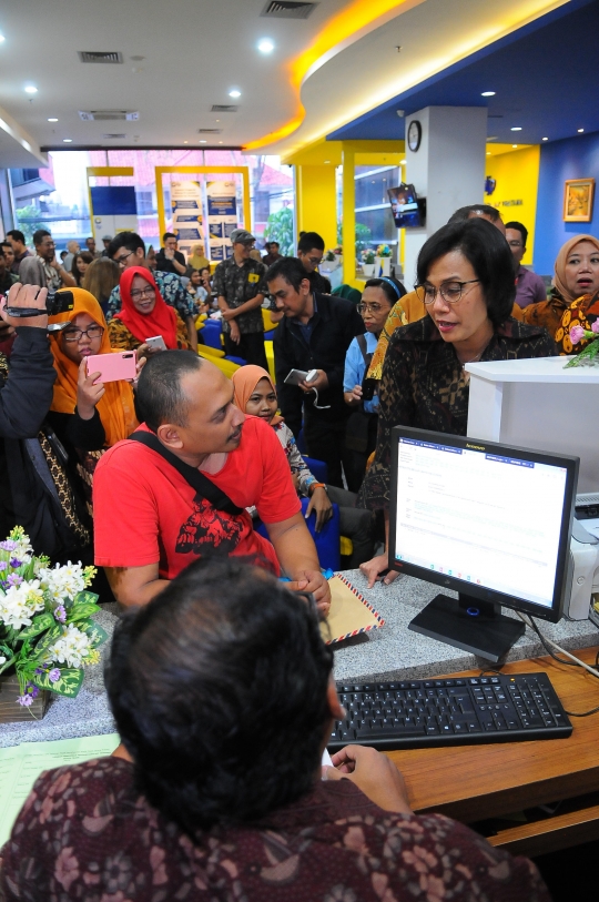 Sri Mulyani Cek Proses Laporan SPT di Kantor Pajak