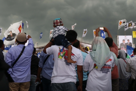 Anak-anak Ikut dalam Kampanye Prabowo Menyapa Bogor di Cibinong