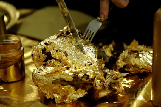 Menikmati Hidangan Mewah Telur Rebus Berlapis Emas 24 Karat di Paris