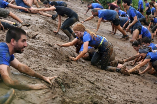 Perjuangan Peserta Lalui Rintangan Berat di Run Mud