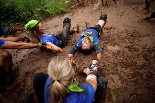 Perjuangan Peserta Lalui Rintangan Berat di Run Mud